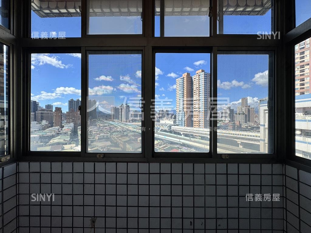 近捷運帝王家稀有樓中樓房屋室內格局與周邊環境