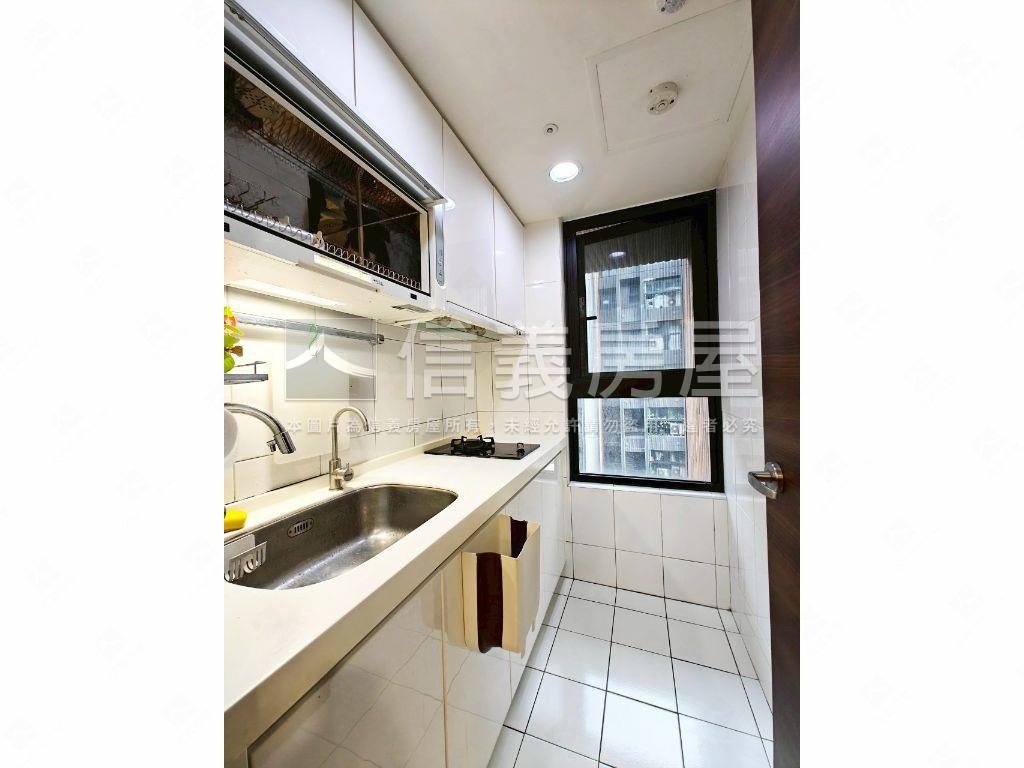 美妝２房坡平車位房屋室內格局與周邊環境