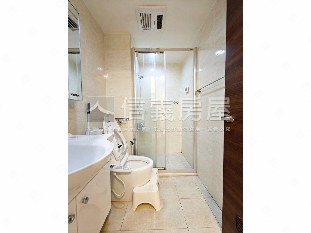 美妝２房坡平車位房屋室內格局與周邊環境