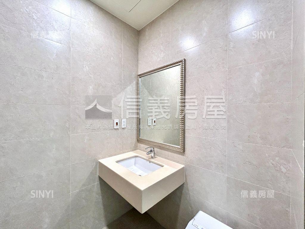 朗朗台大三角窗挑高金店面房屋室內格局與周邊環境