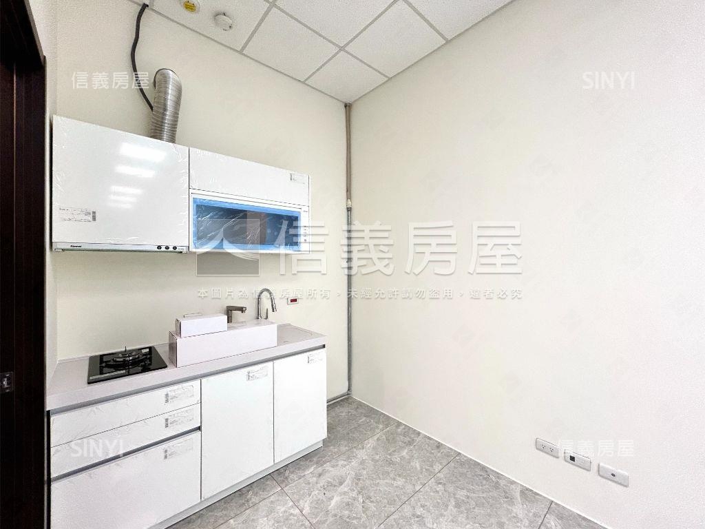 朗朗台大三角窗挑高金店面房屋室內格局與周邊環境