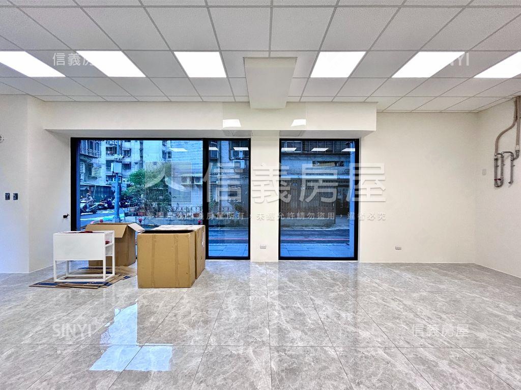 朗朗台大三角窗挑高金店面房屋室內格局與周邊環境
