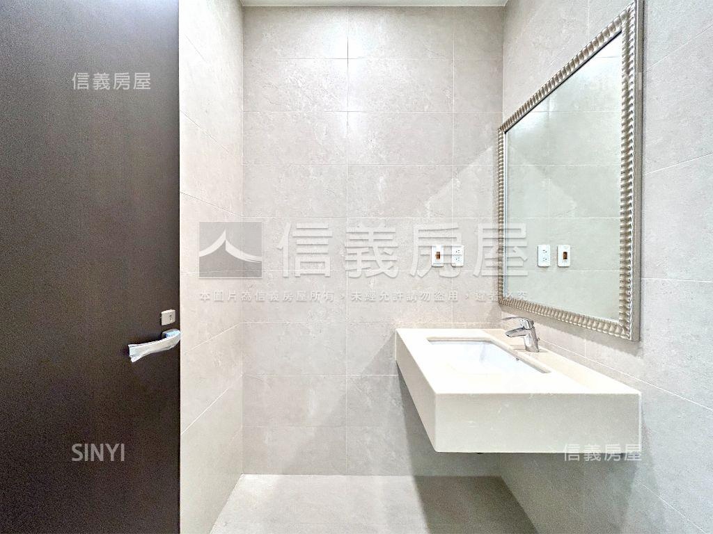 朗朗台大三角窗挑高金店面房屋室內格局與周邊環境