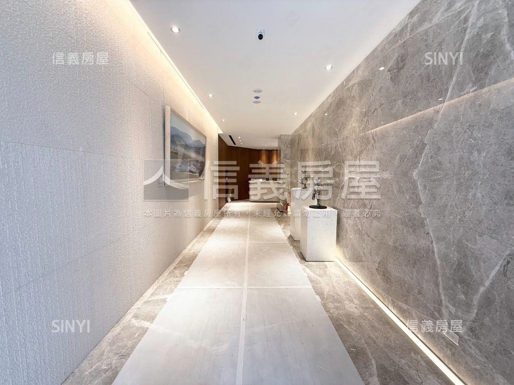 朗朗台大三角窗挑高金店面房屋室內格局與周邊環境