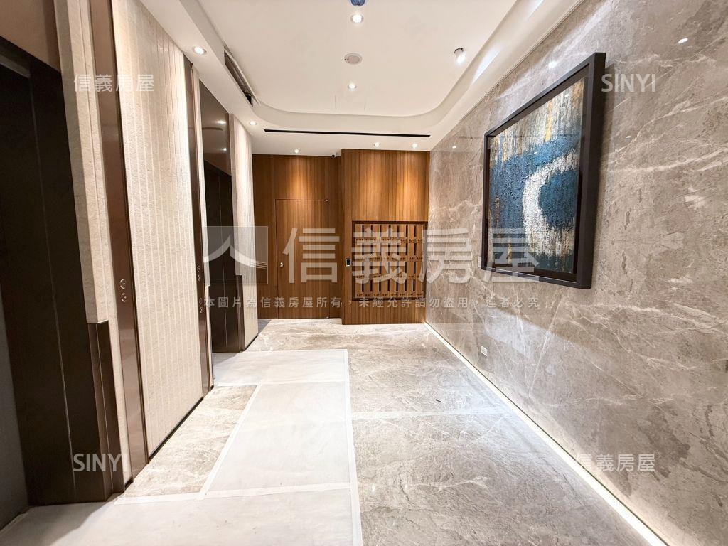 朗朗台大三角窗挑高金店面房屋室內格局與周邊環境