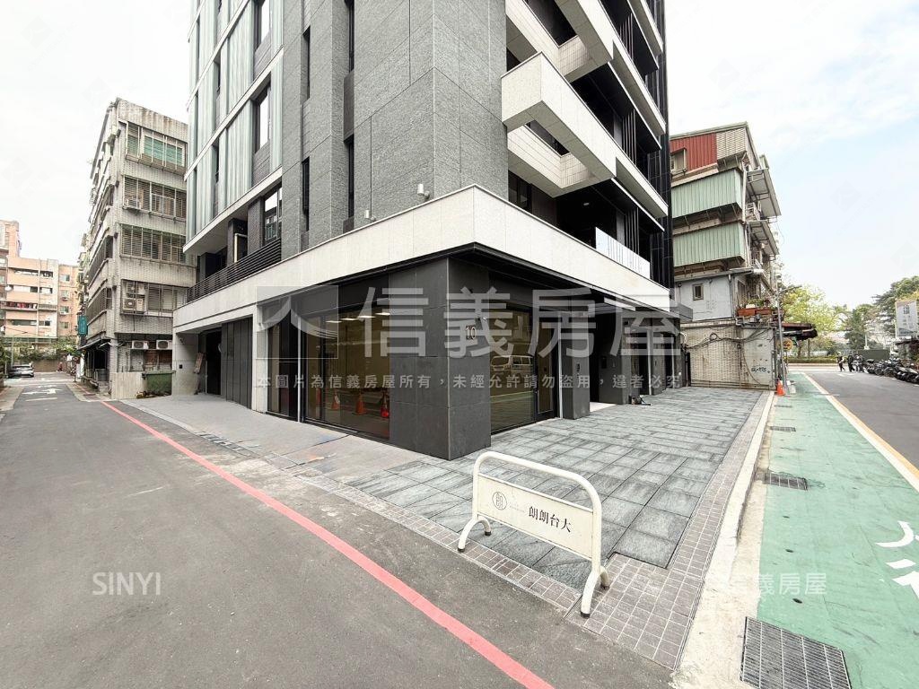 朗朗台大三角窗挑高金店面房屋室內格局與周邊環境