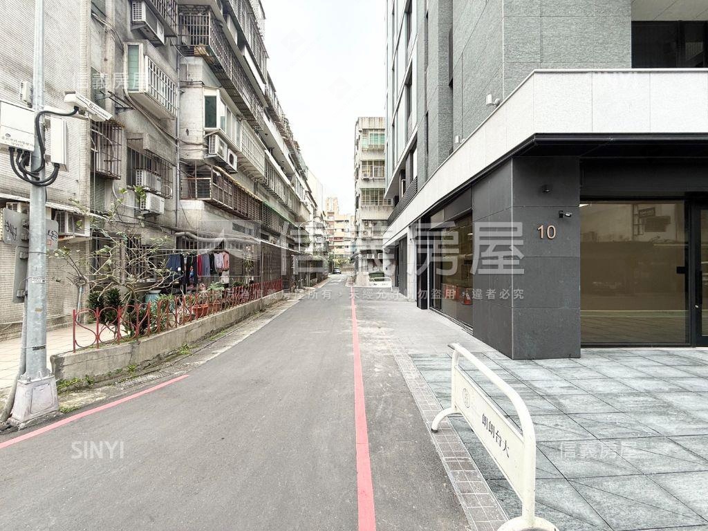 朗朗台大三角窗挑高金店面房屋室內格局與周邊環境