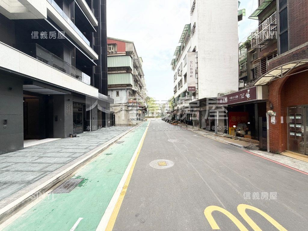 朗朗台大三角窗挑高金店面房屋室內格局與周邊環境