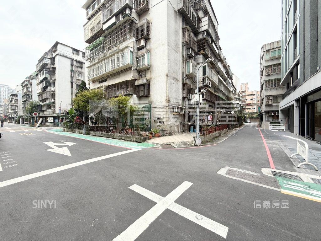 朗朗台大三角窗挑高金店面房屋室內格局與周邊環境