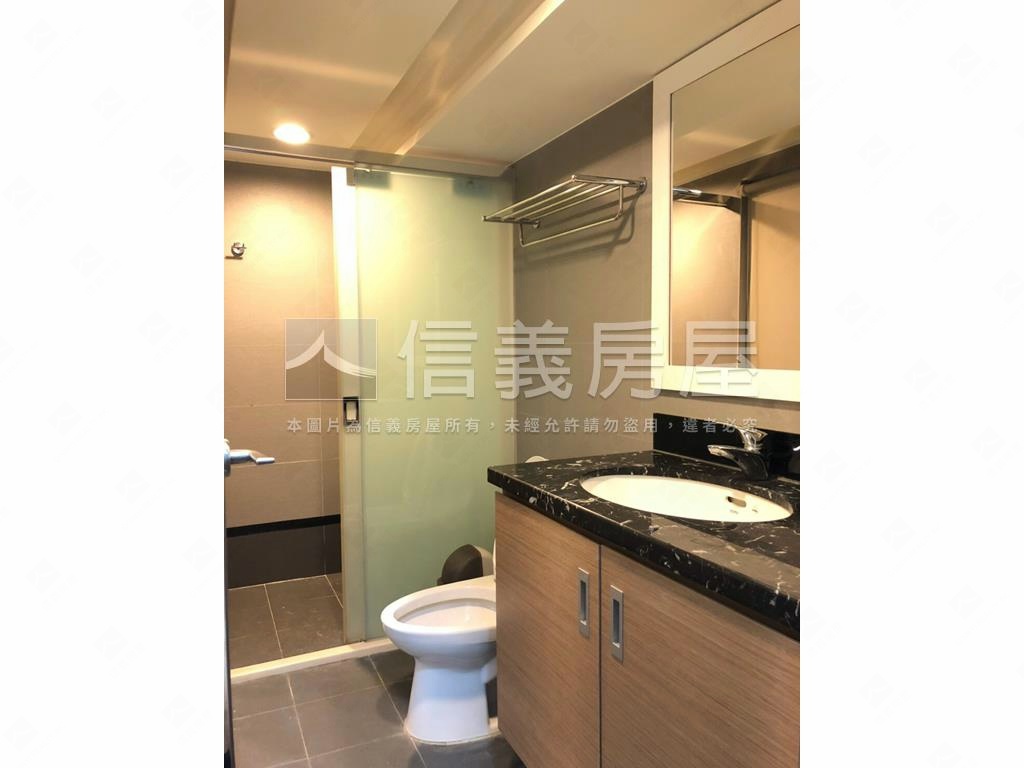 新接近交流道稀有黃金店面房屋室內格局與周邊環境