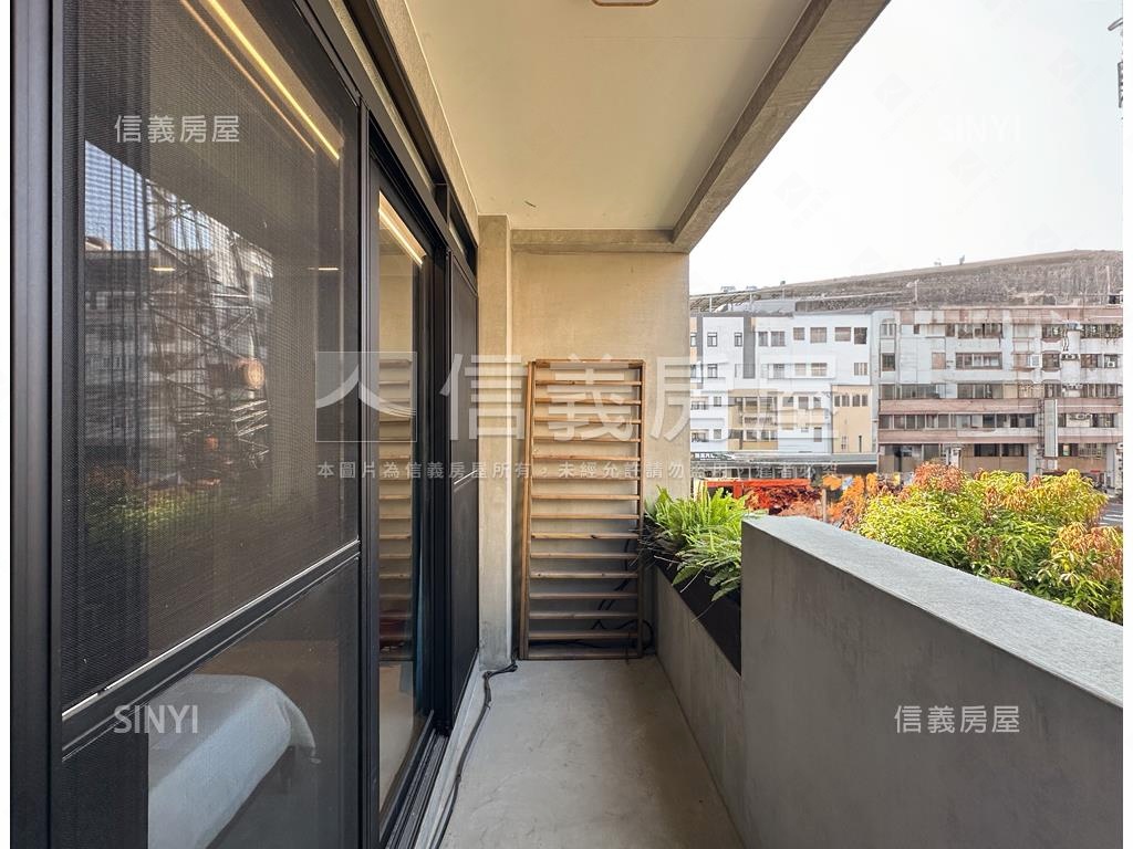 近巨蛋清水模翻新車庫別墅房屋室內格局與周邊環境