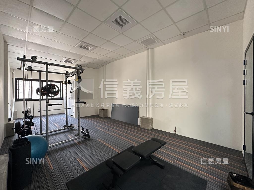 近巨蛋清水模翻新車庫別墅房屋室內格局與周邊環境