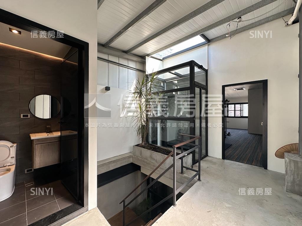 近巨蛋清水模翻新車庫別墅房屋室內格局與周邊環境