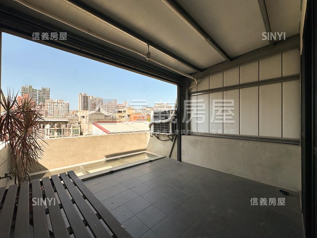 近巨蛋清水模翻新車庫別墅房屋室內格局與周邊環境