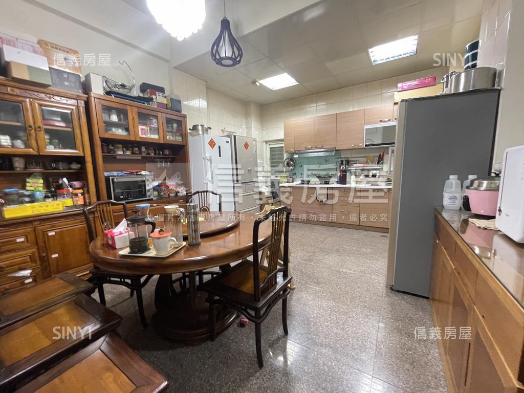 長億震後約二十米活路店墅房屋室內格局與周邊環境