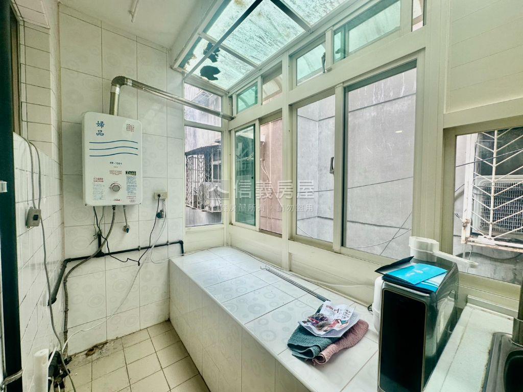 近光仁萬大路頂樓美公寓房屋室內格局與周邊環境