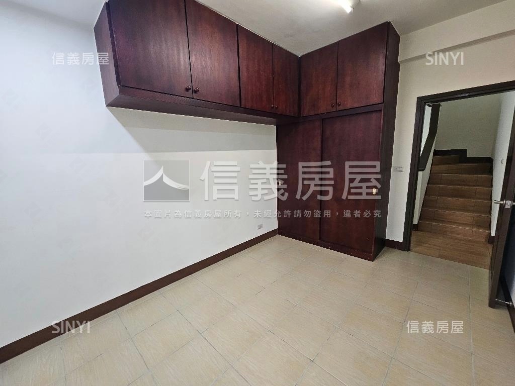 近捷運大地坪透天屋況佳房屋室內格局與周邊環境