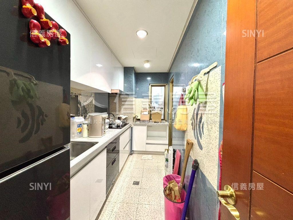 金富天廈Ｉ期●挑高三房房屋室內格局與周邊環境