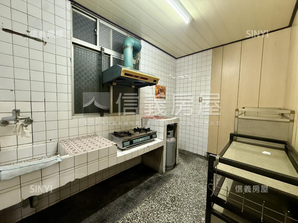 捷運２線３站雙陽台大空間房屋室內格局與周邊環境