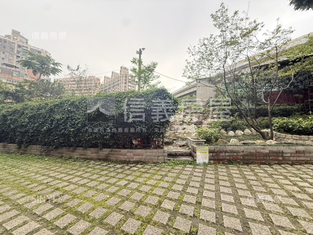 捷運２線３站雙陽台大空間房屋室內格局與周邊環境