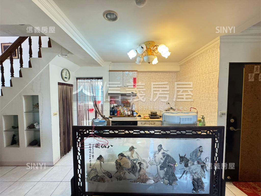 近文山樓中樓配車位房屋室內格局與周邊環境