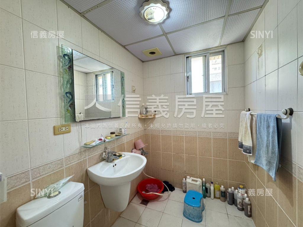 近文山樓中樓配車位房屋室內格局與周邊環境