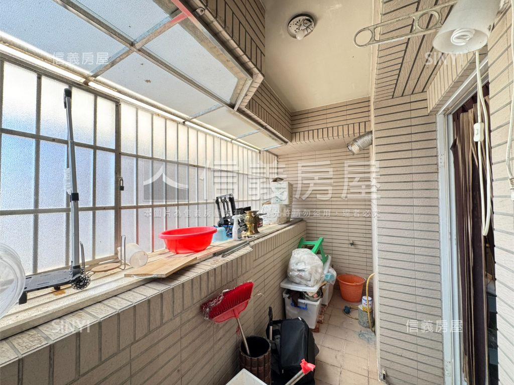近文山樓中樓配車位房屋室內格局與周邊環境