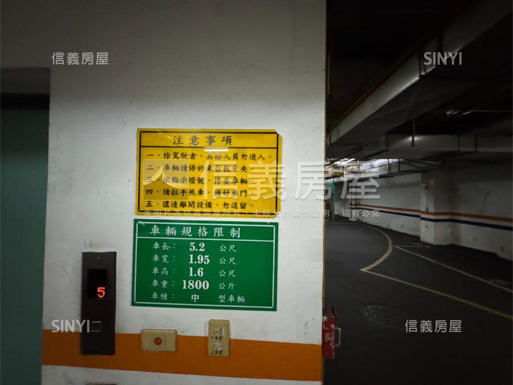 近文山樓中樓配車位房屋室內格局與周邊環境