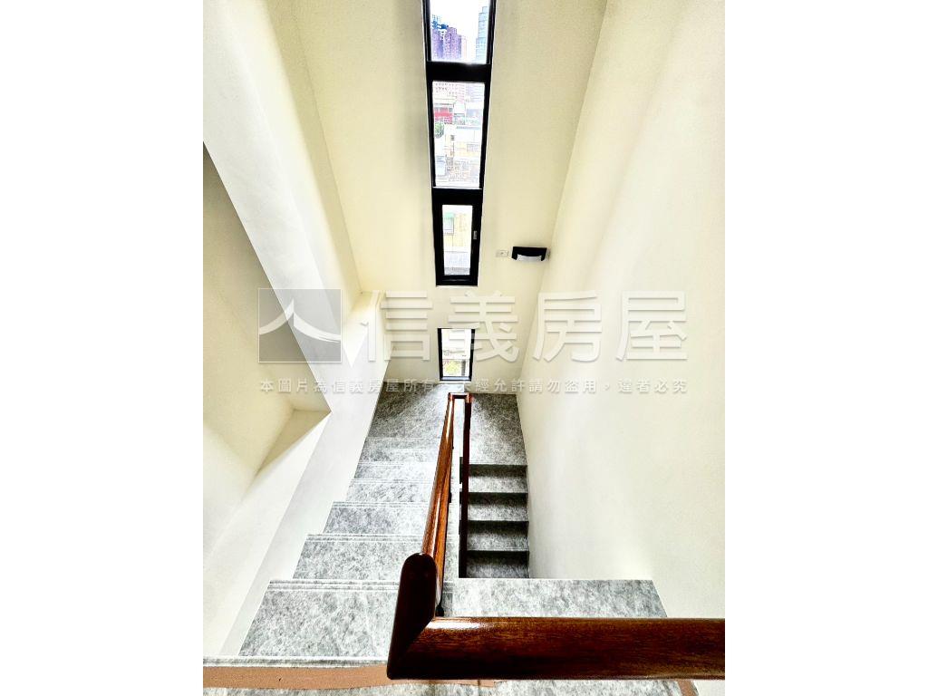 面寬約六米增建電梯別墅房屋室內格局與周邊環境