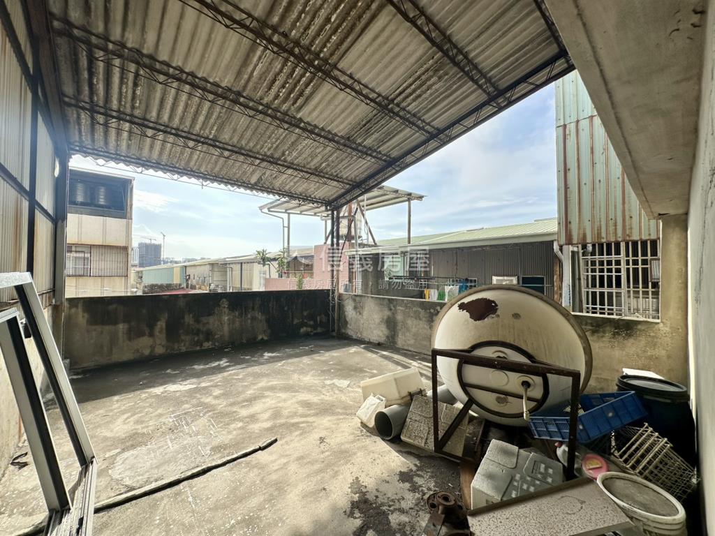 國安街車庫孝親透天房屋室內格局與周邊環境