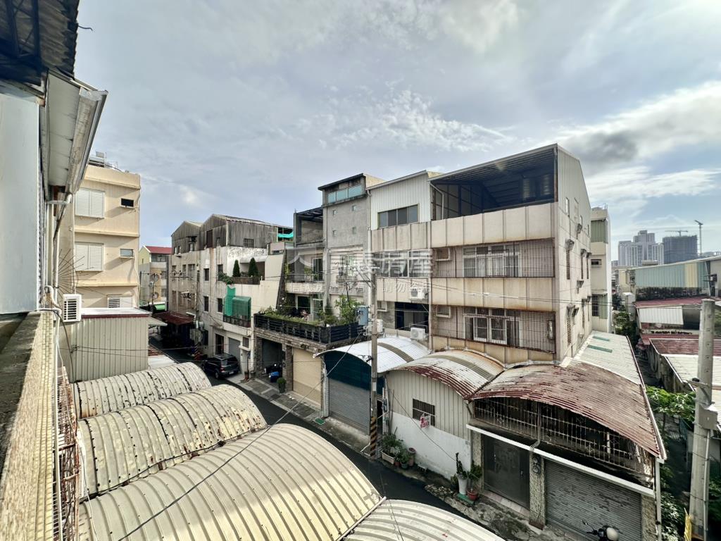 國安街車庫孝親透天房屋室內格局與周邊環境