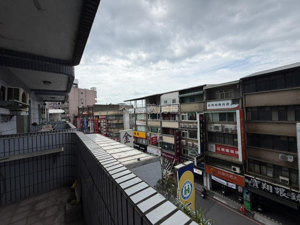 智慧龍門電梯四房真讚房屋室內格局與周邊環境
