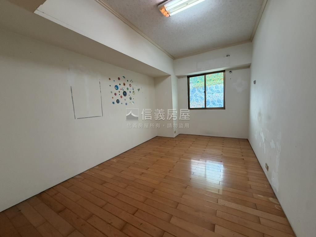 智慧龍門電梯四房真讚房屋室內格局與周邊環境