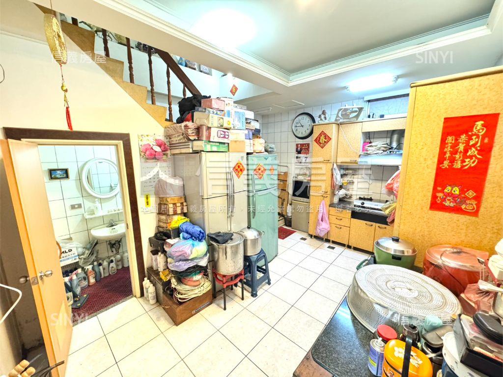 近修平科大臨路４樓透天房屋室內格局與周邊環境