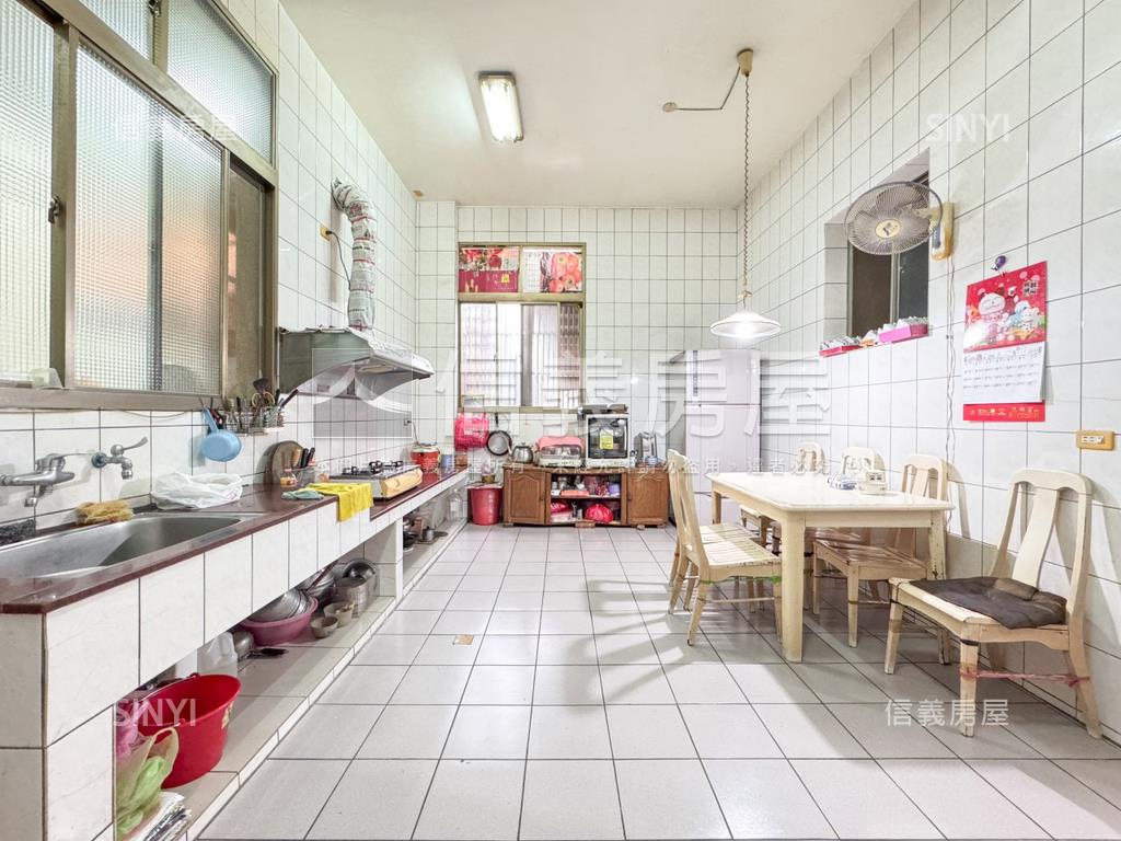 縣政二路大透天房屋室內格局與周邊環境