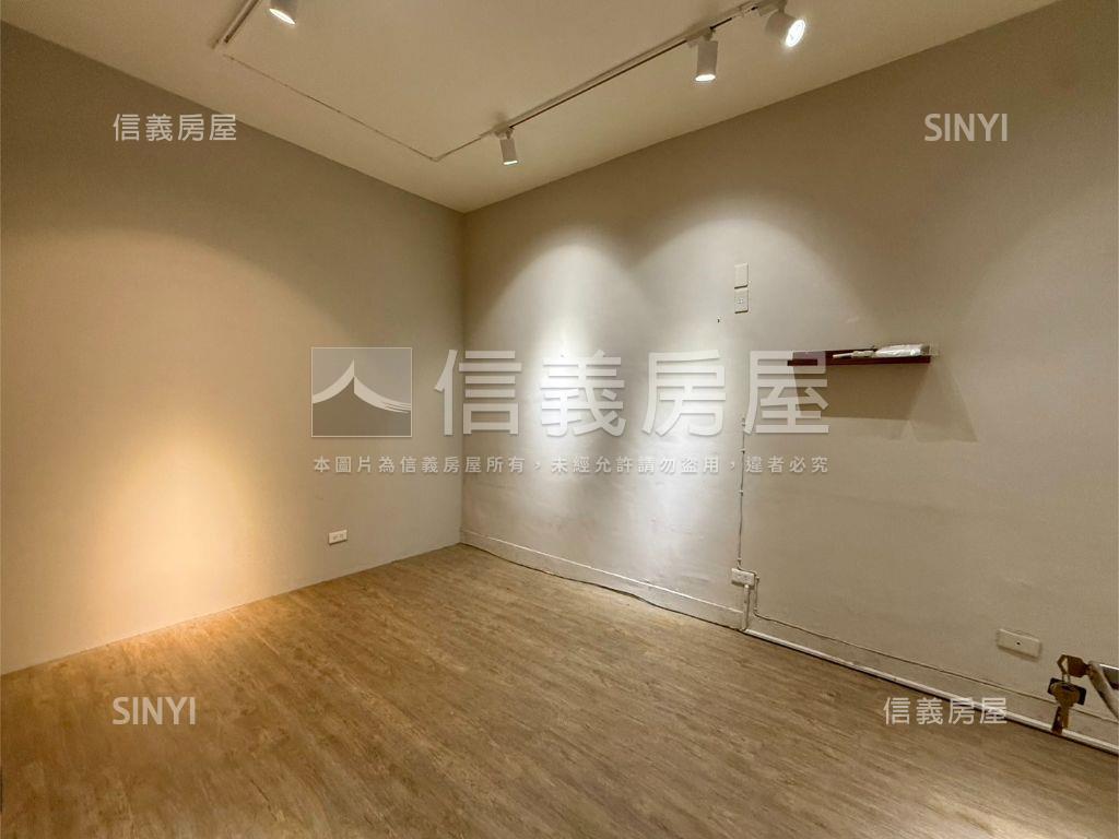 近內科精裝黃金３樓房屋室內格局與周邊環境