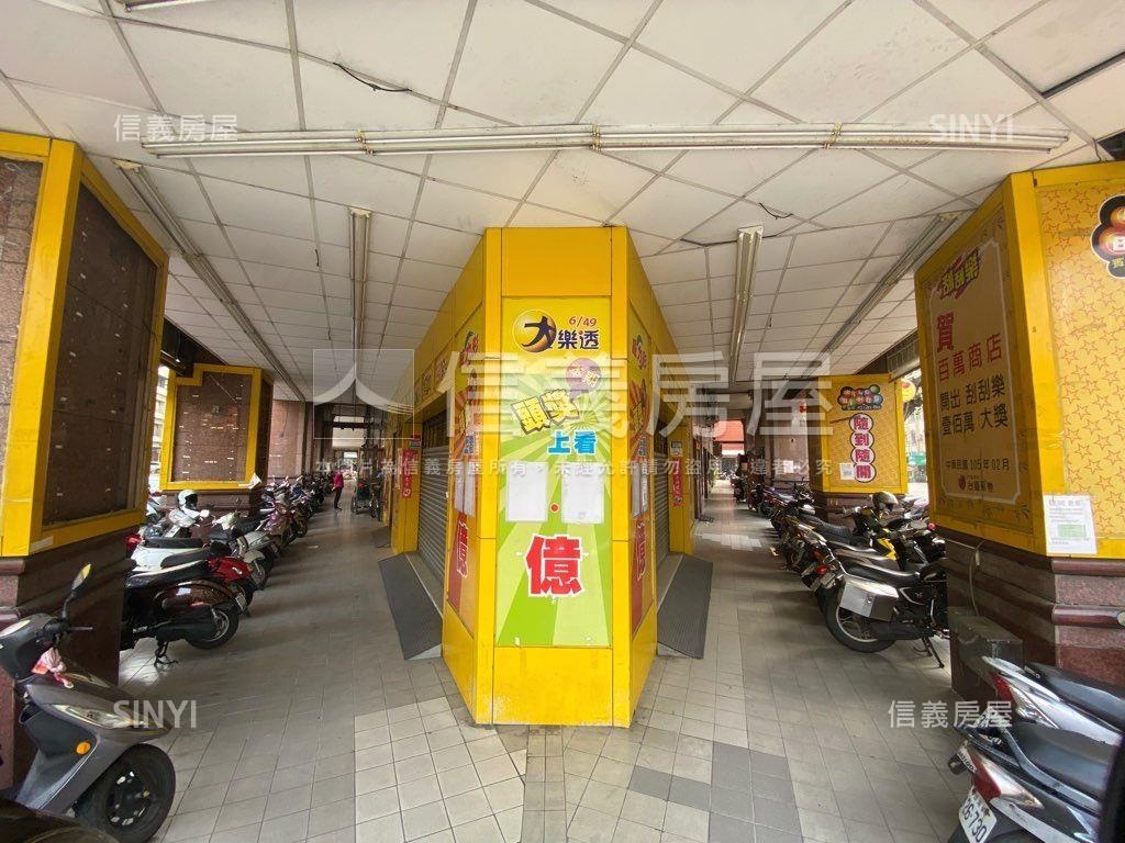 近育英大面寬三角窗金店面房屋室內格局與周邊環境