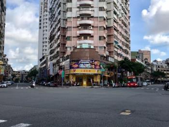 近育英大面寬三角窗金店面