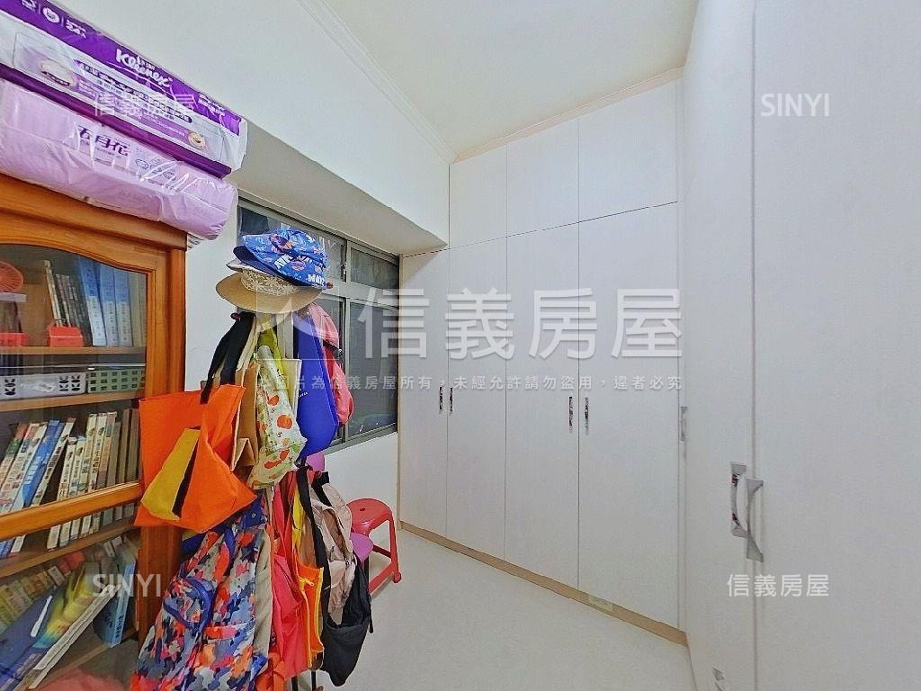 遠眺綠景。簡約美宅誠釋出房屋室內格局與周邊環境