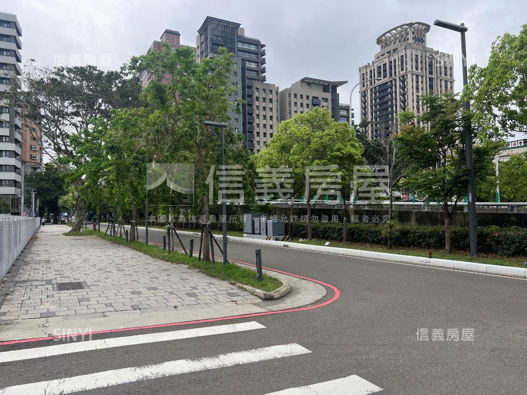 近巨城臨路透天房屋室內格局與周邊環境