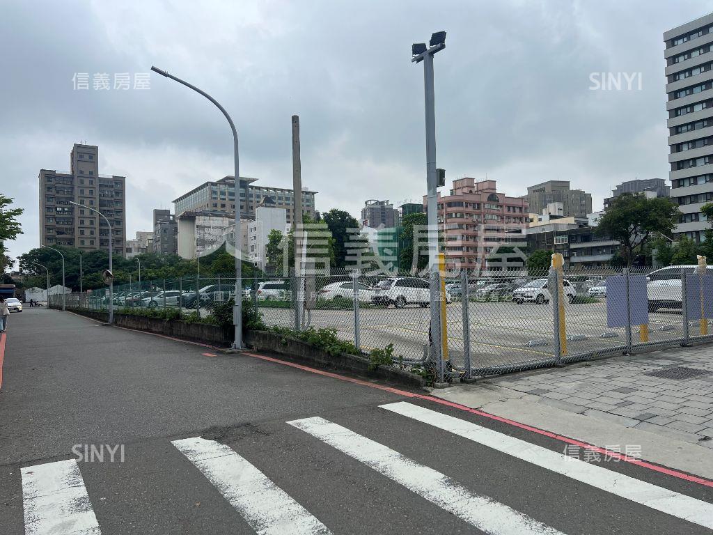 近巨城臨路透天房屋室內格局與周邊環境