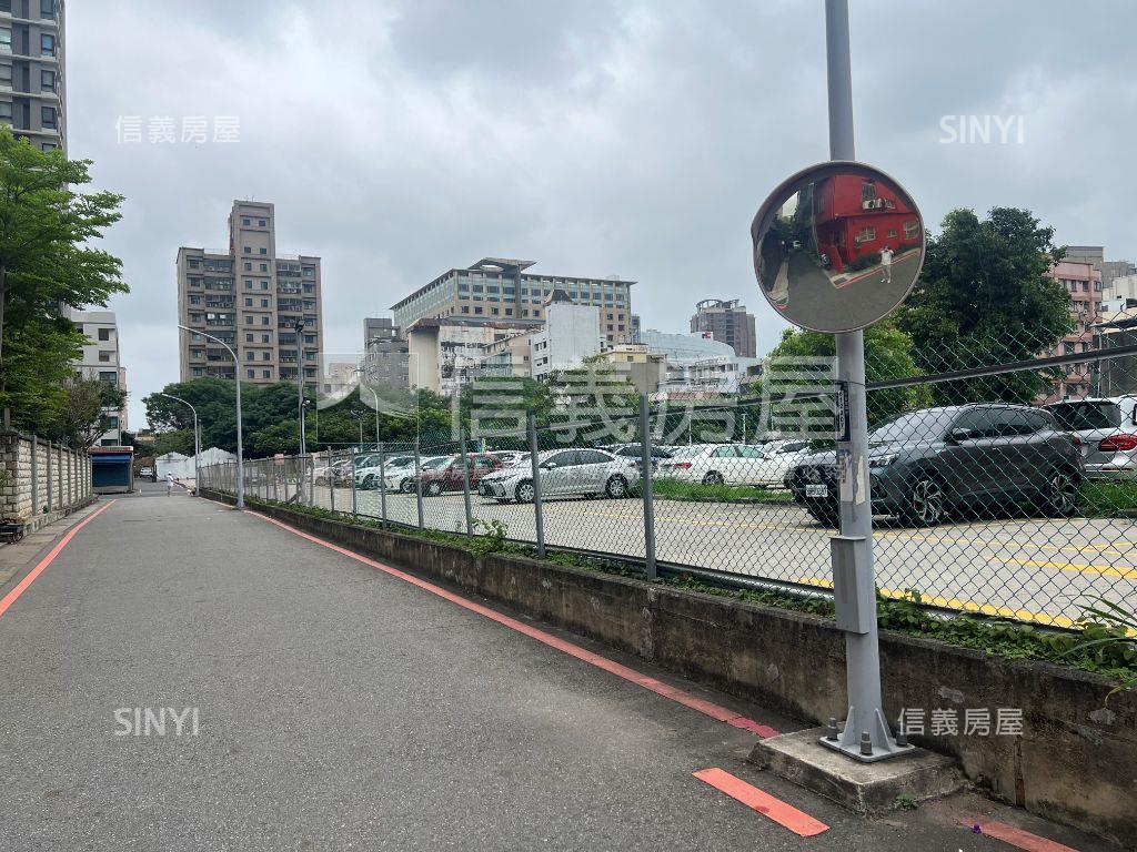 近巨城臨路透天房屋室內格局與周邊環境