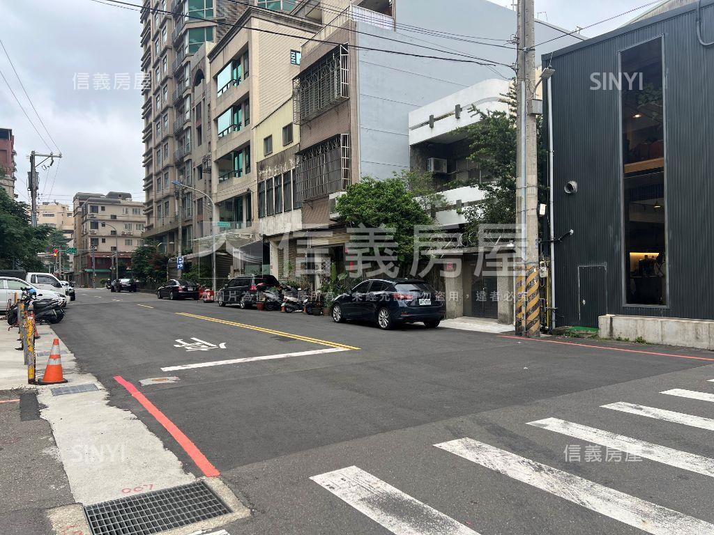 近巨城臨路透天房屋室內格局與周邊環境