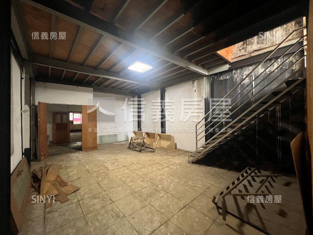 近巨城臨路透天房屋室內格局與周邊環境