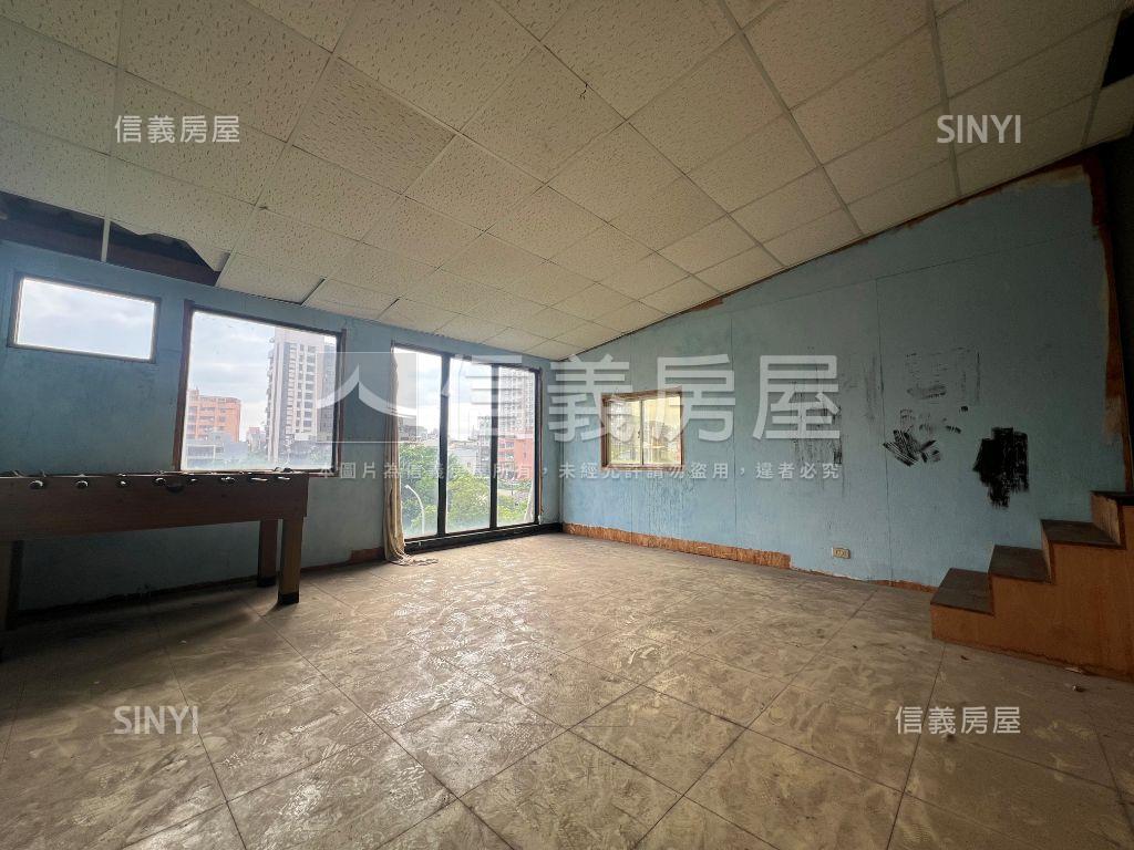 近巨城臨路透天房屋室內格局與周邊環境