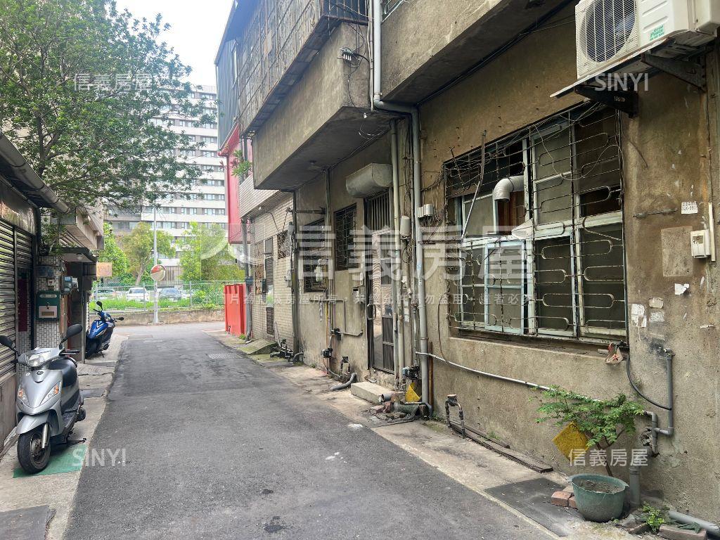近巨城臨路透天房屋室內格局與周邊環境