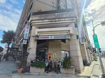 近十三期三角窗店面