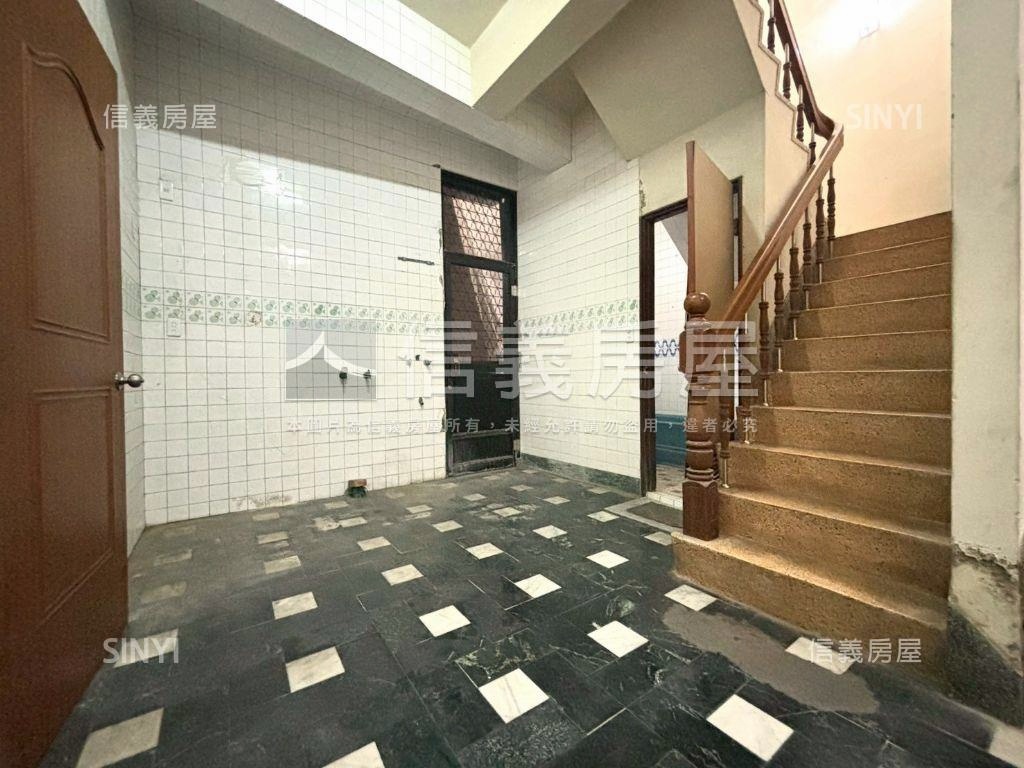 中西區衛民街活巷面寬老宅房屋室內格局與周邊環境