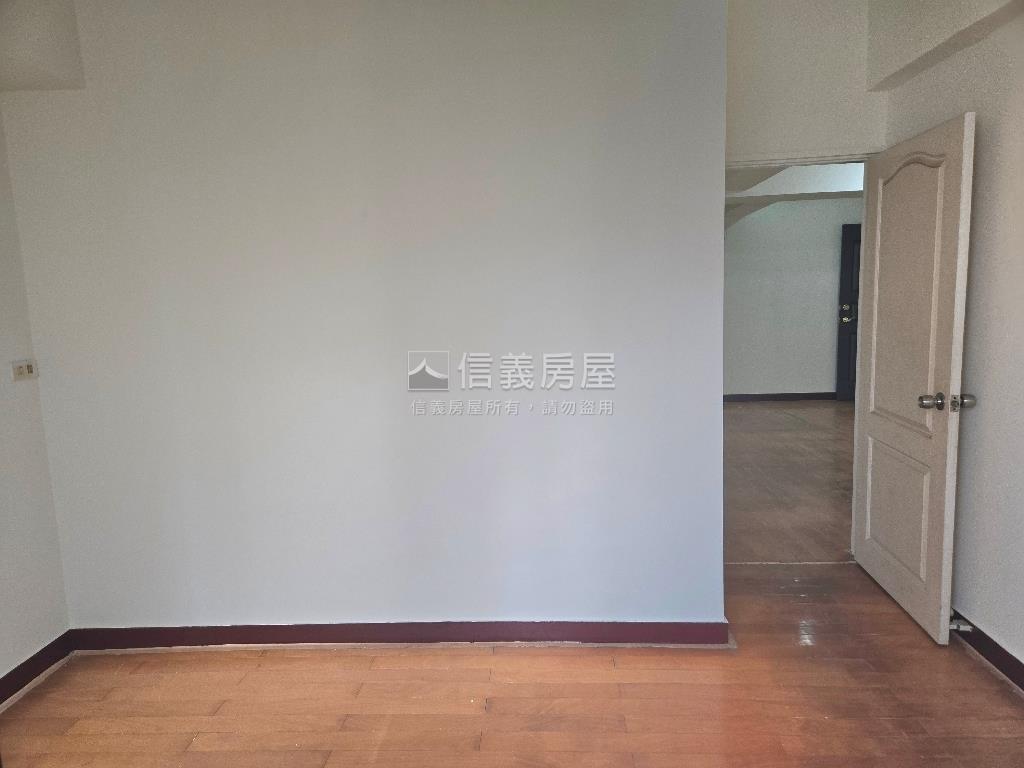 鴻福名人華廈三房採光佳房屋室內格局與周邊環境