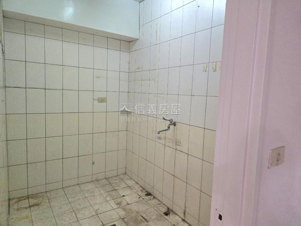 鴻福名人華廈三房採光佳房屋室內格局與周邊環境